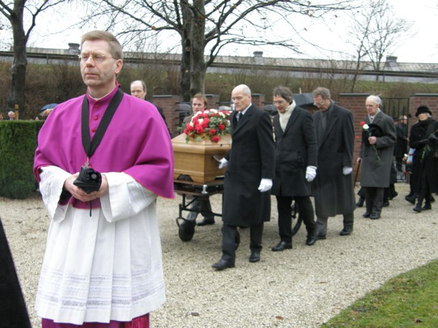 http://www.royaltyguide.nl/images-special/2009%20Loe/friedhof3.JPG